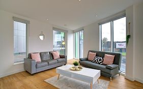 Lovely 2-Bed Apartment In Manchester With Parking